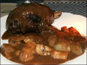 Quelle est cette spcialit bourguignonne compose de viande accompagne par des champignons, des herbes aromatiques et du vin ?
