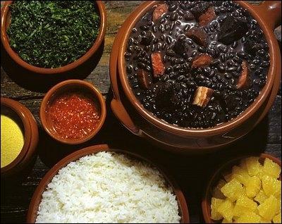 Quelle est cette spcialit brsillienne compose de riz, d'haricots noirs et de viande de porc mlangs avec des herbes et des fruits frais ?