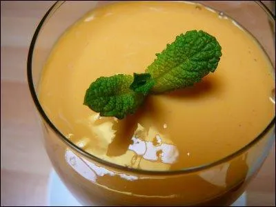 Quelle est cette boisson traditionnelle indienne  base de yaourt qui peut tre pic, nature, sal ou sucr ?