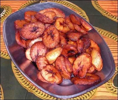 Quel est ce plat traditionel d'Afrique de l'ouest compos de bananes plantains bien mres frites dans de l'huile de palme ?