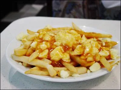 Quelle est cette spcialit qubcoise compose de frites et de cheddar souvent recouvert de sauce barbecue ?
