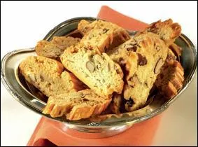 Quel est ce gateau sec marocain aux amandes accompagnant souvent le th  la menthe ?