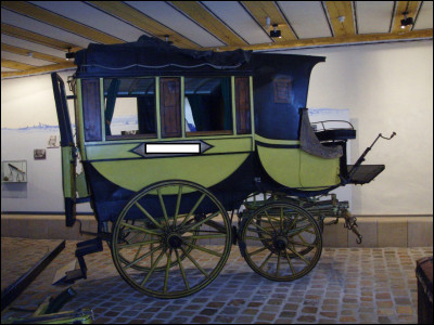 Complétez le nom de la voiture hippomobile destinée à l'origine au transport des dépêches et du courrier en général : ''La Malle-...''
