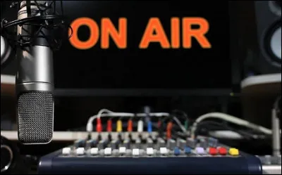 Sur quelle station de radio le jeu ''La Valise'' a-t-il été diffusé de 1974 à 2007, puis à partir de 2014 ?