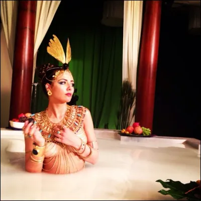 Dans l'histoire antique, cette reine d'Égypte apparaît comme le type même de la femme fatale dont l'amour causa la perte des grands de ce monde. Qui est-elle ?