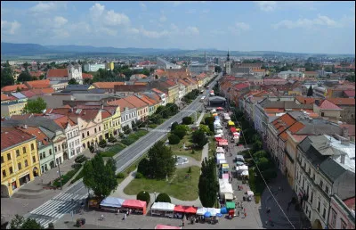 Dans quel pays se trouve Presov, ville de 90 000 habitants ?