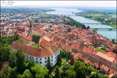 Dans quel pays se trouve Ptuj, ville de 16 000 habitants bordée par la Drave ?