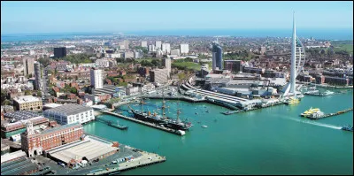 Ville de 200 000 habitants située sur la côte sud de l'Angleterre, important port militaire de la Royal Navy :