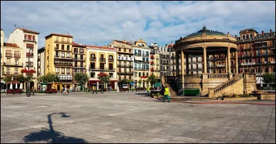 Ville espagnole de 200 000 habitants, capitale de la Navarre :