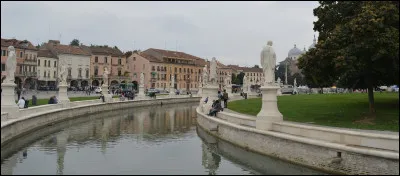 Ville italienne de 200 000 habitants, située en Vénétie, au nord du delta du Pô, connue pour ses places, ses palais et sa basilique :