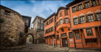 Ville bulgare de 300 000 habitants, située en Thrace, considérée comme une des plus anciennes villes d'Europe toujours habitée :