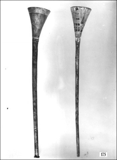 3 340 ans > Voici les instruments les plus récents de la série : deux trompettes - dont la renommée n'est pas bouchée - découvertes en 1927 dans le tombeau de ...
