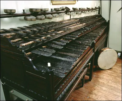 Les "touches" de ce ... sont en pierres datant de 4 à 10 milles ans ! On en a retrouvé partout dans le monde, mais celles-ci proviennent du Viet-Nam.