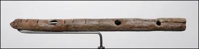 42-43 000 ans > Trois flûtes, en ivoire de mammouth et en os de cygne, ont été retrouvées dans la grotte de Geisenklösterle : elles constituent les plus anciennes trouvées à ce jour !