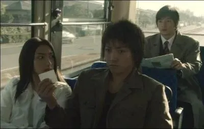 Pourquoi Light fait-il en sorte de se retrouver dans le mme bus que Raye Penber, un agent du FBI, qui se trouve derrire lui sur la photo ?