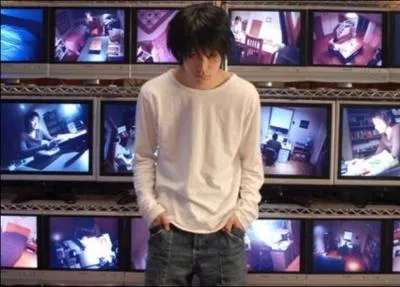 Comment Light djoue-t-il les micros et camras placs par les soins de L dans sa chambre ?