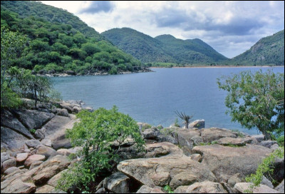 1 à 2 millions d'années > Ce qui est récent, pour un lac, il faut bien le dire ! On l'appelle "Nyasa" en Tanzanie, "Niassa" au Mozambique et ... au ...