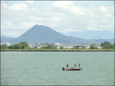 4 millions d'années > Le lac Biwa, comparable en taille au Léman, est une source de la poésie locale... et d'une généreuse nourriture à base de poissons ! Dans quel pays ?
