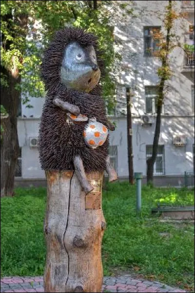 Ericaneus europaeus vivait à l'origine dans les clairières et lisières des forêts. L'agriculture traditionnelle lui a permis de se multiplier. 

Dès 1950, avec la révolution agricole (pesticides, nouvelles machines plus larges, remembrement), le hérisson se porte mal. Dans quel lieu subsiste-t-il surtout ? (Une réponse)