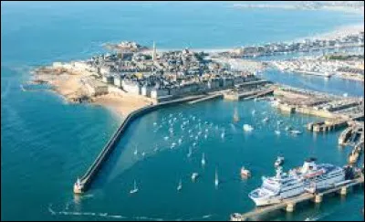 Quel célèbre navigateur est né et décédé à Saint-Malo ?