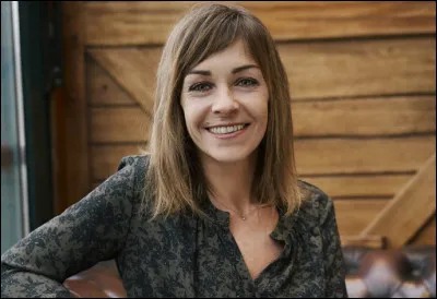 Qui est cette auteure du roman ''Les gens heureux lisent et boivent du café'' ?