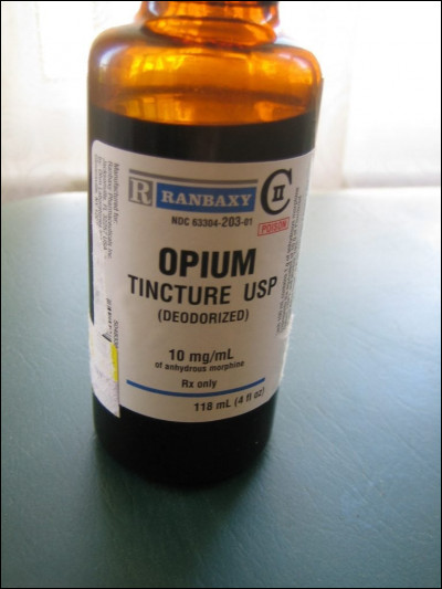 XVIe s. > Avec son nom de camp romain d'Astérix, c'est la plus ancienne des drogues fabriquées par l'homme : ce remède contient la plupart des alcaloïdes de l'opium, morphine et codéïne comprises ! C'est le ...