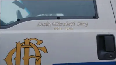 Pourquoi y a-t-il cette inscription sur la portière avant de l'ambulance 61 ?