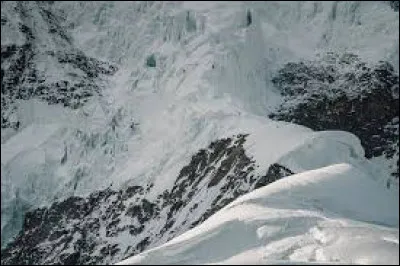 On va maintenant parler chiffres (certains aiment ça, humour). À combien de kilomètres culmine le K2 ?