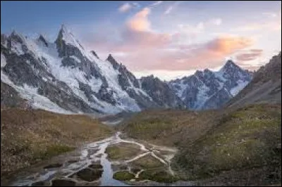 Restons dans les chiffres, en quelle année a-t-on réussi à atteindre le sommet du K2 ?