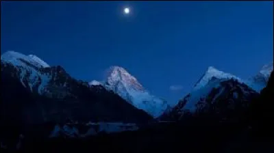 Dans quelle région autonome le K2 est-il situé ?