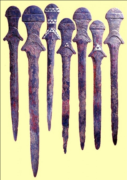 - 3 300 > Les 9 épées de cuivre à l'arsenic comportent de très délicates gravures d'argent : elles ont été retrouvées à ...,