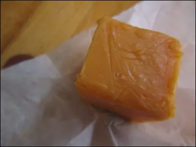 Celui-ci avait été carrément oublié au fond d'une chambre froide pendant ... 40 ans, dans le comté d'Oconto (Wisconsin) : du coup, on l'a vendu hyper cher ! Mais quel est ce fromage très connu ?
