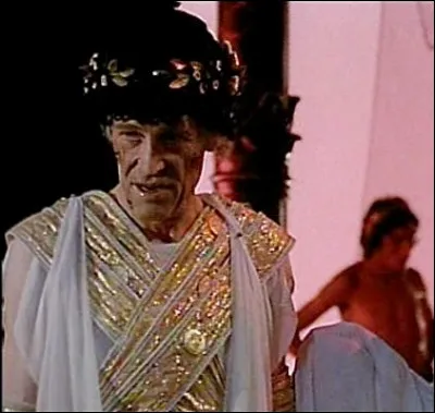 Dans sa villa de Capri, cet empereur romain (14-37 après J.-C) avait installé des chambres garnies de bancs. Là, des groupes de jeunes filles et de garçons formaient entre eux des chaînes et forniquaient en sa présence dans l'espoir que ce spectacle ranime ses désirs. Qui est-il ?