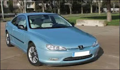 Cette voiture est une Peugeot 407 coupé.