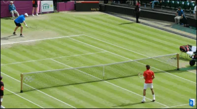 Quel est le nom usuel d'un terrain de tennis ?