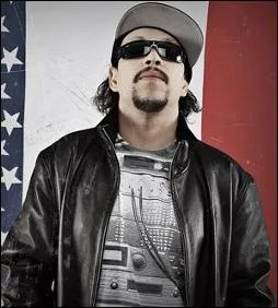 Mr Xavier est aussi connu sous le pseudo de :