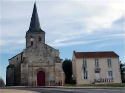 Vous avez sur cette image l'église Saint-Rémy de Pouillé. Commune Vendéenne, elle se situe en région ...