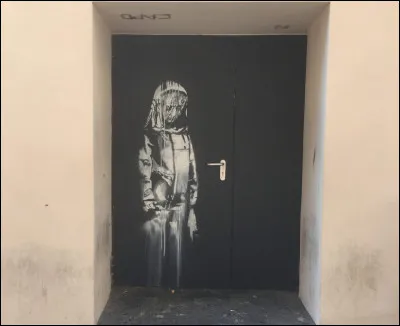 Banksy a aussi graffé en France. 
Pour quel tragique évènement a-t-il peint cette uvre ?