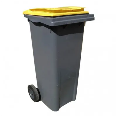 Ta mère te demande de jeter la poubelle pendant qu'elle fait les courses. Qu'est-ce que tu fais ?