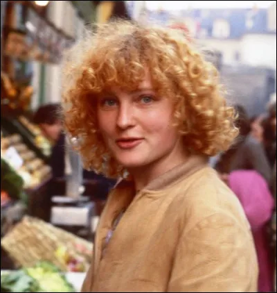 Tient parfois salon quand son mari est à la chambre, c'est la...