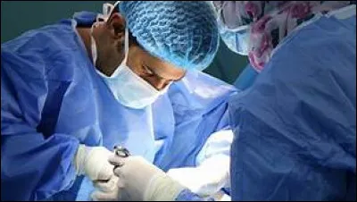 Septembre 2020 - Je l'attendais depuis avant le premier confinement, j'étais enfin opérée au début du mois. Je devais être sur le ventre, sous anesthésie générale mais mon chirurgien a opté pour une rachianesthésie car :