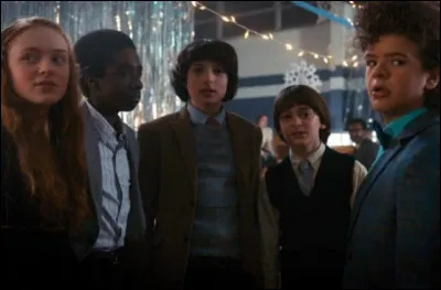 Avec qui Lucas danse-t-il lors du bal d'hiver ?