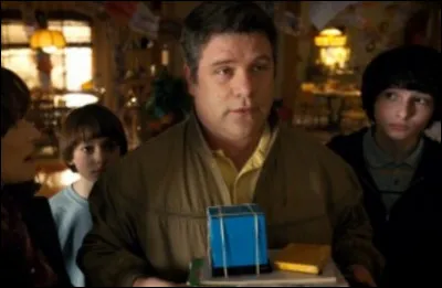 Comment se prénomme le nouvel amoureux de Joyce Byers ?