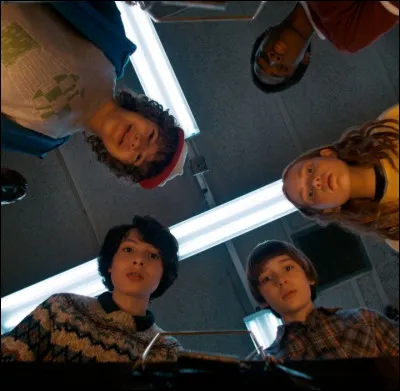 Quand Dustin rentre de sa soirée d'Halloween, que trouve-t-il dans sa poubelle ?