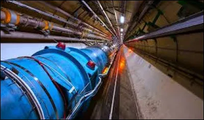 Enfin, quel processus est le plus probable concernant un noyau avec un excès d'énergie ?