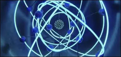 Quel processus est le plus probable concernant un noyau avec un excès de neutrons ?