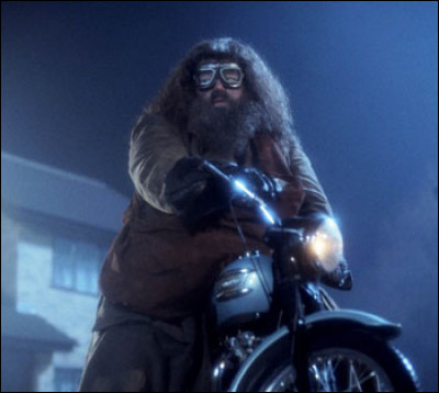 Au début du premier tome, Dumbledore a confié une mission à Rubeus Hagrid. Il doit ramener Harry chez les Dursley en moto volante. Mais la moto n'appartient pas au célèbre sorcier, à qui appartient-elle ?