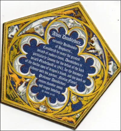 Ouf, dans le train. «Est-ce que quelqu'un veut quelque chose ?» Oui, Harry achète tout le stand de bonbons. Mais quand il ouvre sa chocogrenouille, quelle malchance, elle saute par la fenêtre... Tant pis, il reste toujours la carte. Qui apparaît sur cette fameuse carte ?