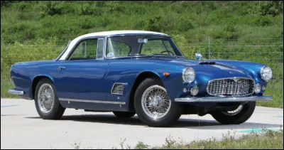 Splendide voiture produite durant les ann&eacute;es 50-60; cette beaut&eacute; arbore un trident comme logo. Quel est son nom ?