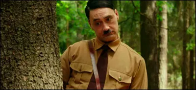 Dans ce film qui est à prendre au deuxième voir au troisième degré, le fils du personnage de Scarlett Johansson est un jeune nazi. Quel est ce film ?